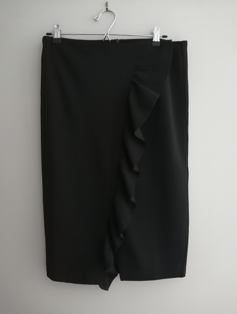 Amaryllis Ruffle Black Pencil Skirt with Front Slit Size Medium